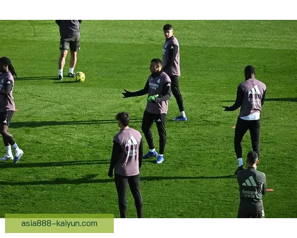 足球巨星最新训练视频曝光，球迷们对新赛季表现备受期待