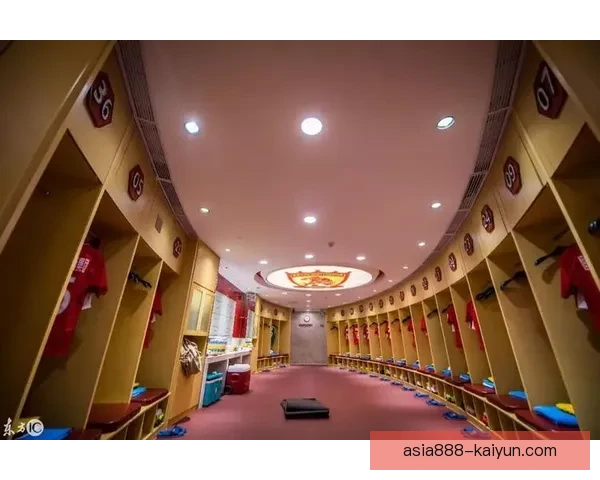 广州队更衣室气氛融洽，球员们状态持续回暖，备战新赛季。